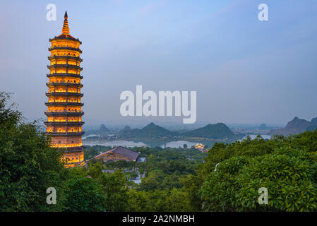 Bai Dinh Pagode bei Dämmerung, Ninh Binh, der größten buddhistischen Tempel Komplex in Vietnam, touristische religiösen Reiseziel. Malerische Karstlandschaft. Stockfoto