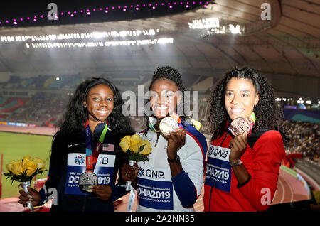 Großbritanniens Dina Asher-Smith (Mitte) erhält ihre Goldmedaille für 200-m-Finale der Frauen neben den USA Bretagne Braun mit Silber (links) und der Schweiz Kambundji Mujinga (rechts) mit Bronze bei Tag sieben der IAAF Weltmeisterschaften am Khalifa International Stadium, Doha, Katar. Stockfoto