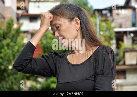 Eine traurige Diverse weibliche Senior Stockfoto