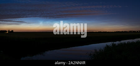 Panorama von leuchtenden Nachtwolken (NLC, Nacht Wolken) über die weite offene niederländische Landschaft Stockfoto