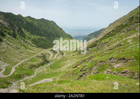 Die wicklung Transfagarasan Straße, hoch oben sehen Sie eine der berühmtesten Straßen in Europa, über den südlichen Teil der Karpaten. Stockfoto