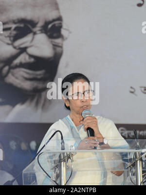Kolkata, Indien. 02 Okt, 2019. Mahatma Gandhi 150 Geburtstag Feier in Kolkata, West Bengal Chief Minister Smt Mamata Banerjee delebrate ihre Rede anlässlich des Mahatma Gandhi 150 Jahre Geburtstag. (Foto von sandip Saha/Pacific Press) Quelle: Pacific Press Agency/Alamy leben Nachrichten Stockfoto