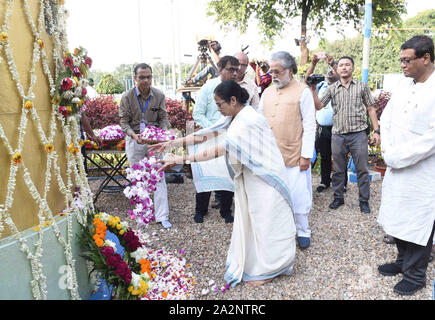Kolkata, Indien. 02 Okt, 2019. Mahatma Gandhi 150 Geburtstag Feier in Kolkata, West Bengal Chief Minister Smt Mamata Banerjee zahlt ihre Hommage an Mahatma Gandhi anlässlich des 150-jährigen Geburtstag. (Foto von sandip Saha/Pacific Press) Quelle: Pacific Press Agency/Alamy leben Nachrichten Stockfoto