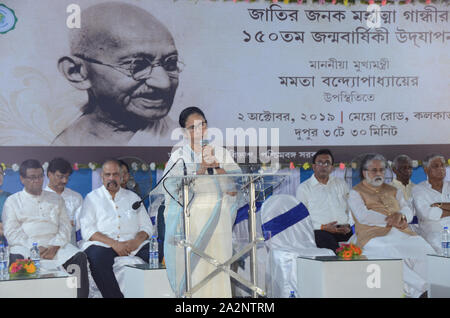 Kolkata, Indien. 02 Okt, 2019. Mahatma Gandhi 150 Geburtstag Feier in Kolkata, West Bengal Chief Minister Smt Mamata Banerjee delebrate ihre Rede anlässlich des Mahatma Gandhi 150 Jahre Geburtstag. (Foto von sandip Saha/Pacific Press) Quelle: Pacific Press Agency/Alamy leben Nachrichten Stockfoto