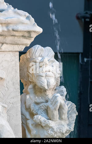 Statue Teil der Kara Walker Fons Americanus Skulptur in der Turbinenhalle der Tate Modern in London. Stockfoto