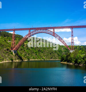 Garabit-viadukt, von Gustave Eiffel erbaut auf dem Fluss Truyere, Puy-de-Dôme Departement, Auvergne-Rhone-Alpes, Frankreich, Europa Stockfoto