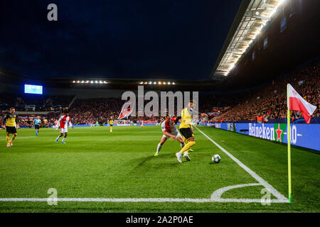 Jan Boril von Slavia Prag (L) und Jadon Sancho von Borussia Dortmund in Aktion während der UEFA Champions League (Gruppe F) Übereinstimmung zwischen Slavia Prag und Borussia Dortmund in Prag. (Endstand; Slavia Prag 0:2 Borussia Dortmund) Stockfoto