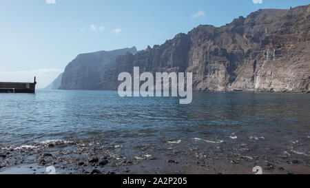 Faszinierende Ausblicke auf die Klippen von Los Gigantes oder Acantilados de Los Gigantes Playa de Los Guios, Teneriffa, Kanarische Inseln, Spanien Stockfoto