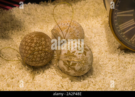 Christbaum Kugeln auf einem weissen Teppich Stockfoto