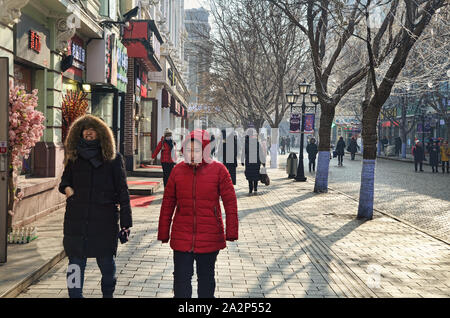 Touristen zu Fuß auf Zhongyang Dajie (Central Street) Harbin Stockfoto