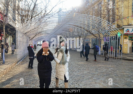 Touristen zu Fuß auf Zhongyang Dajie (Central Street) Harbin Stockfoto