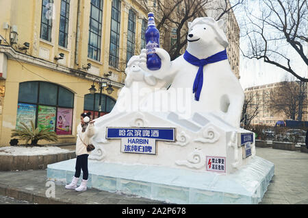 Polar bear Schnee Skulptur von Harbin Brauerei in Zhongyang Dajie (Central Street) Harbin Stockfoto