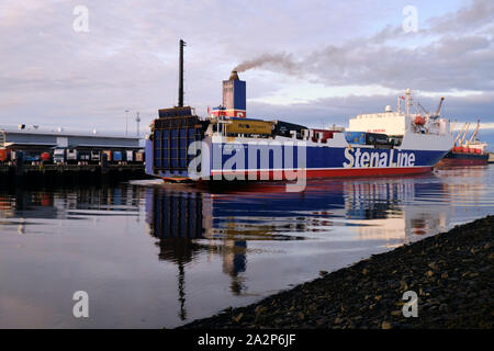 Fracht Fähre Stena Scotia im Hafen von Belfast anreisen, beladen mit Container mit Rauch aus dem Schornstein Stockfoto
