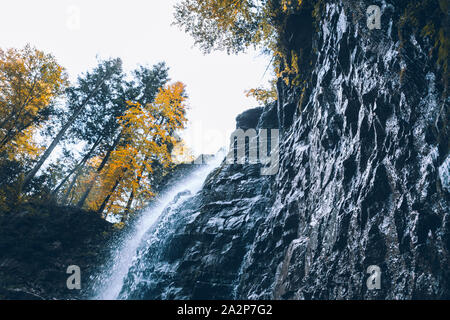 Herbst Wald Wasserfall Querformat Stockfoto