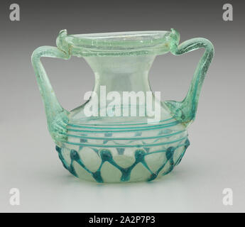 Roman, Two-Handled Jar, 4. Jahrhundert CE, Glas, 2 15/16 x 3 1/2 x 2 5/8 in. (12,2 x 8,9 x 6,7 cm Stockfoto