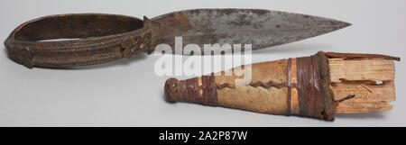 Akan, afrikanische, Messer und Scheide, späten 19. oder frühen 20. Jahrhundert, Stahl, Holz und Leder, Gesamt: 9 1/2 Zoll (24.1 cm Stockfoto