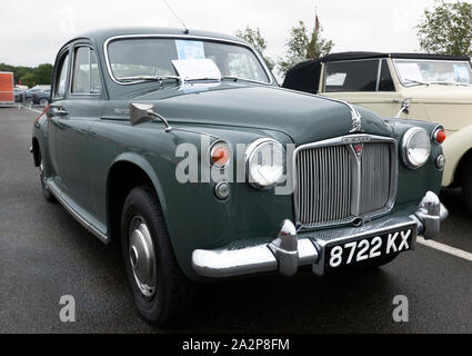 Drei Viertel der Vorderansicht eine Grüne, 1963, Rover P4 110, die in der Auto Club Zone der Silverstone Classic 2019 Stockfoto