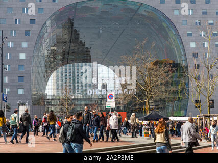 Die Markthal in Rotterdam, Niederlande, in einen großen Markt mit Lebensmittelgeschäfte, Restaurants, Marktständen, die Schale besteht aus Wohnungen, Stockfoto