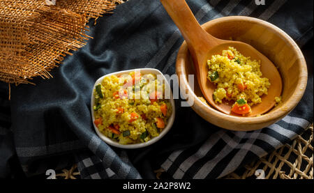 Couscous mit Gemüse und Bambus Schale Stockfoto