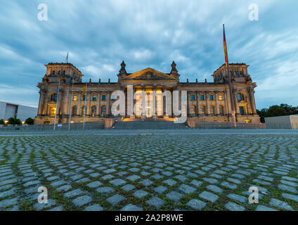 Berlin, Deutschland - 5 August 2019: Vorderansicht des Reichstag bei Sonnenuntergang Stockfoto