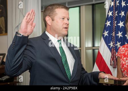 Us-Staatssekretär der Armee Ryan D. nimmt McCarthy den Amtseid als neuer Sekretär der Armee während einer Zeremonie im Pentagon September 30, 2019 in Arlington, Virginia. Stockfoto