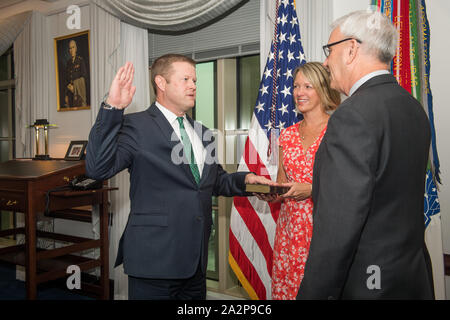 Us-Staatssekretär der Armee Ryan D. McCarthy, Links, nimmt den Amtseid als neuer Sekretär der Armee als seine Frau Jennifer McCarthy auf das Pentagon am 30. September 2019 in Arlington, Virginia, aussieht. Stockfoto