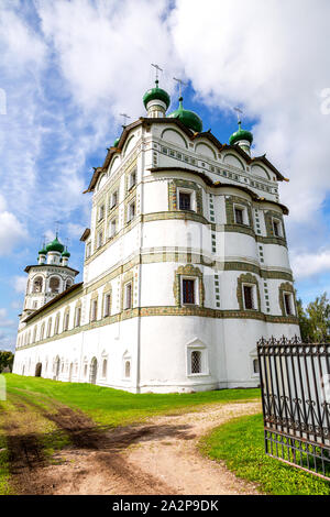 Glockenturm und die Kirche des Hl. Johannes des Theologen in Nicolo-Vyazhishchsky Kloster. Novgorod, Russland Stockfoto