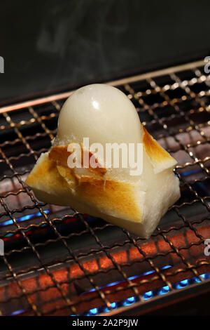 Yaki mochi, gegrillte japanischen Reis Kuchen, traditionellen Essen Stockfoto
