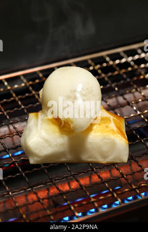 Yaki mochi, gegrillte japanischen Reis Kuchen, traditionellen Essen Stockfoto