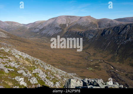 Lairig Ghru Route entlang, im Herzen des Cairngorms National Park Schottland, das zu den Teufeln Punkt Braeriach Ben Macdui und Engel Peak führt Stockfoto