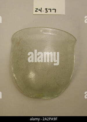 Roman, Schüssel Fragment, 1. Jahrhundert AD, Glas, H.3 7/8 (9,9 cm) W. 4 (10,2 cm Stockfoto