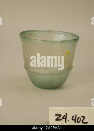 Roman, Becher, 4. Jahrhundert AD, Glas, H.3 1/8 (8,0 cm) Durchm. 3 1/4" (8.2 cm Stockfoto