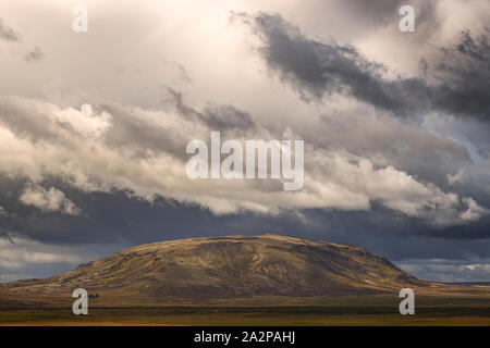 Schöne Wolken auf einem Berg Landschaft in Island Stockfoto