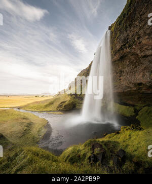 Der Wasserfall Seljalandsfoss an einem sonnigen Tag in Island Stockfoto