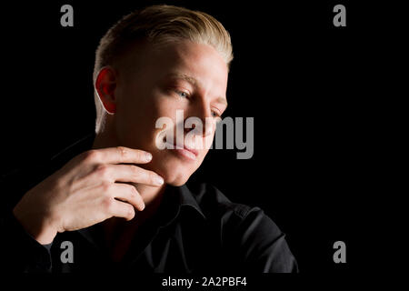 Low Key Porträt der freundliche Mann beiseite. Stockfoto