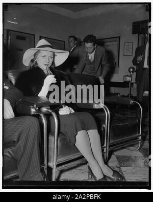 Queen löscht den Durst. Washington, D.C., am 21. April. Miss Adelaide Moffett Brooks, der Königin Shenandoah im Winchester, VA., Apple Blossom Festival zu einem späteren Zeitpunkt in diesem Monat gekrönt werden, stillt ihren Durst mit einer Flasche Pop, wie sie in Washington Flughafen heute ankommt. Sie ist die Tochter des ehemaligen Federal Housing Administrator, 4/21/38 Stockfoto