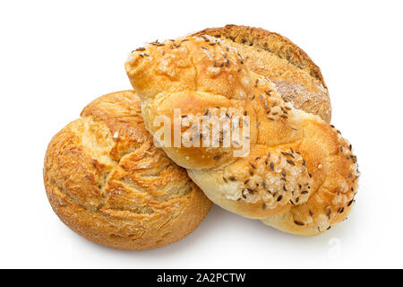 Drei weiße Brötchen auf weißen isoliert. Runde im Landhausstil, geflochten, mit Salz und Kümmel und Französisch. Stockfoto