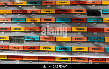 Farbige Briefkästen auf ein Haus in Rotterdam, Niederlande, Aufkleber an den Postboten anzugeben, ob Werbung gewünscht wird oder nicht, Stockfoto