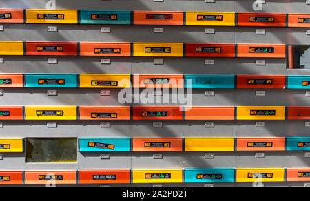 Farbige Briefkästen auf ein Haus in Rotterdam, Niederlande, Aufkleber an den Postboten anzugeben, ob Werbung gewünscht wird oder nicht, Stockfoto