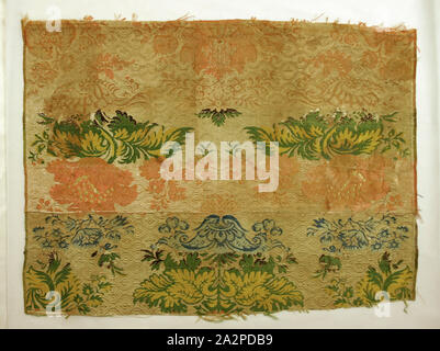 Unbekannt (Spanisch), Textil- Fragment, 18. Jahrhundert, Seide, 17 3/4 x 22 in Stockfoto