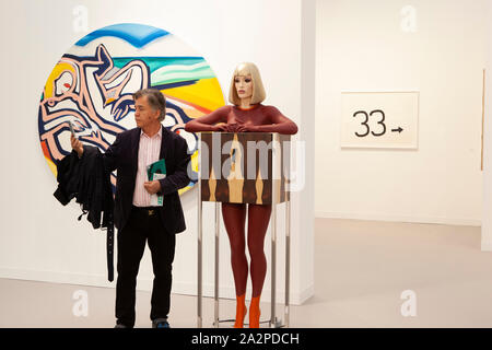 2019 Frieze Art Fair findet in einem großen Festzelt im Regent's Park, London. Hier sehen Sie, 'roten Kühlschrank" von Allen Jones. Stockfoto