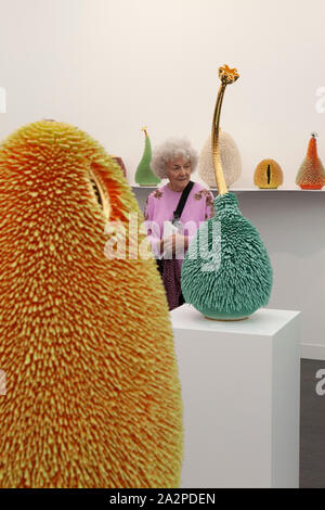 2019 Frieze Art Fair findet in einem großen Festzelt im Regent's Park, London. Hier abgebildet, keramische Skulpturen durch die Haas Brothers. Stockfoto