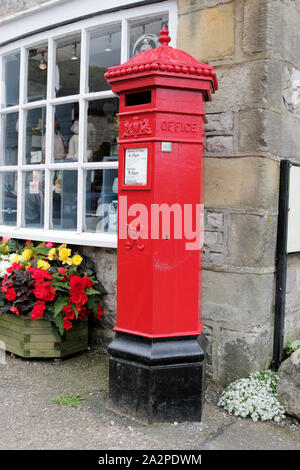 Replica sechseckige Penfold Post Box außerhalb des Beresford Team Zimmer und Post in Hartington Stockfoto