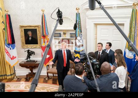 Us-Präsident Donald Trump spricht für die Mitglieder der Medien nach der feierlichen Vereidigung von Arbeitsminister Eugene Scalia im Oval Office des Weißen Hauses September 30, 2019 in Washington, DC. Stockfoto