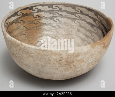 Anasazi, Native American, Schüssel, zwischen 1100 und 1300, Grau, Weiß, und Schwarz lackiert, Gesamt: 3 1/2 × 7 × 7 Zoll (8,9 × 17,8 × 17,8 cm Stockfoto