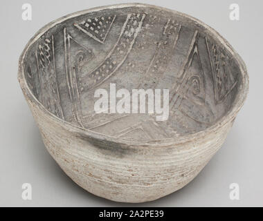 Anasazi, Native American, Schüssel, zwischen 1100 und 1300, grau Ware, weißen Slip, schwarze Farbe, Gesamt: 3 1/2 x 6 1/4 x 5 3/4 Zoll (8,9 × 15,9 × 14,6 cm Stockfoto