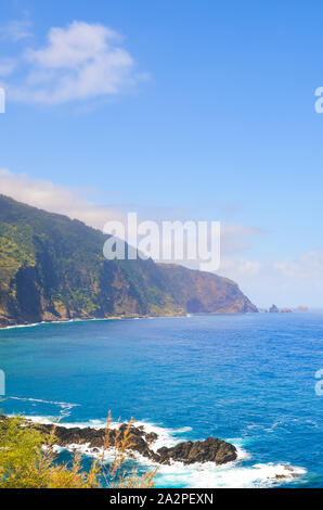 Erstaunlich Nordküste der Insel Madeira, Portugal fotografiert von Dorf Seixal. Schönen steilen Klippen von grünen Wald bedeckt. Portugiesische Insel im Atlantischen Ozean. Die Reiseziele. Stockfoto