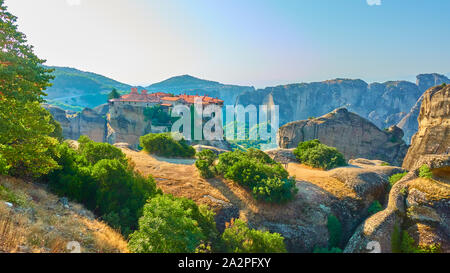 Panorama von Meteora mit dem Heiligen Kloster Varlaam am Morgen, Griechenland - Griechisch Panoramablick auf die Landschaft Stockfoto