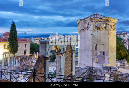 Römische Agora mit dem Turm der Winde in der Altstadt von Athen in der Dämmerung, Griechenland Stockfoto