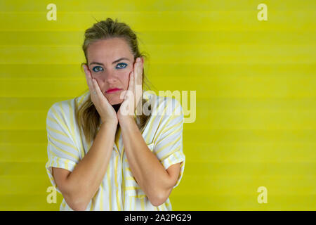 Schöne junge Frau über isolierte Hintergrund müde Hände, Gesicht, Depression und Traurigkeit - Bild Stockfoto